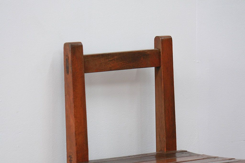 アンティーク家具　アンティーク 古い木の小振りな椅子(イス、チェアー)