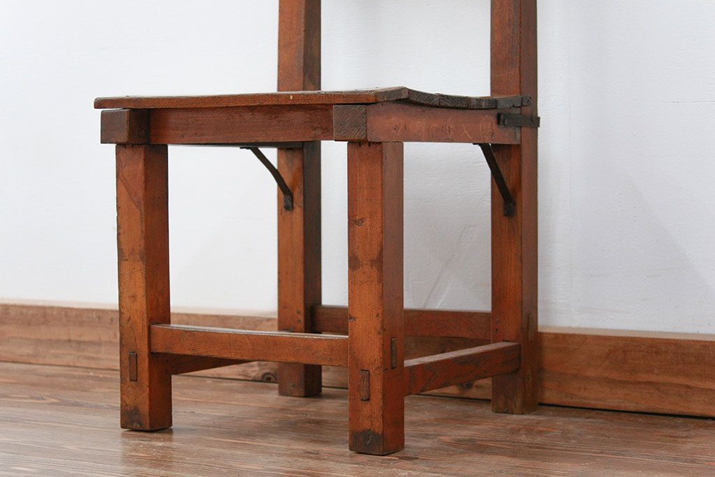 アンティーク家具　アンティーク 古い木の小振りな椅子(イス、チェアー)