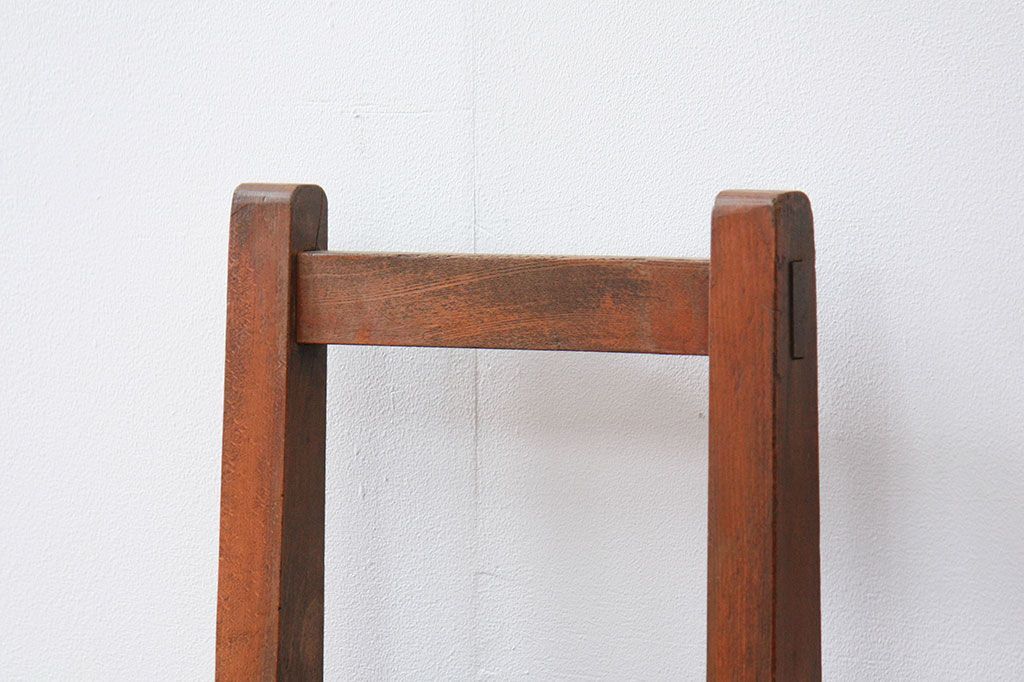 アンティーク家具　アンティーク 古い木の小振りな椅子(イス、チェアー)