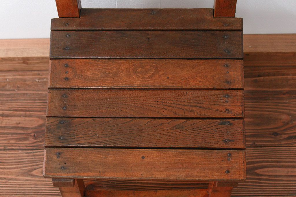 アンティーク家具　アンティーク 古い木の小振りな椅子(イス、チェアー)