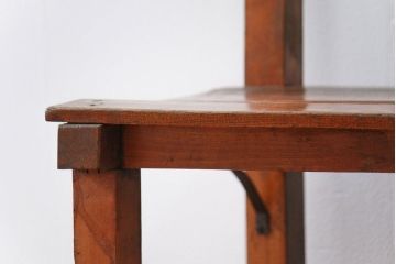 アンティーク家具　アンティーク 古い木の小振りな椅子(イス、チェアー)