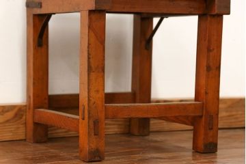 アンティーク家具　アンティーク 古い木の小振りな椅子(イス、チェアー)