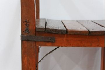 アンティーク家具　アンティーク 古い木の小振りな椅子(イス、チェアー)