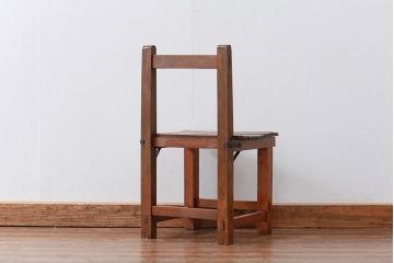 アンティーク家具　アンティーク 古い木の小振りな椅子(イス、チェアー)