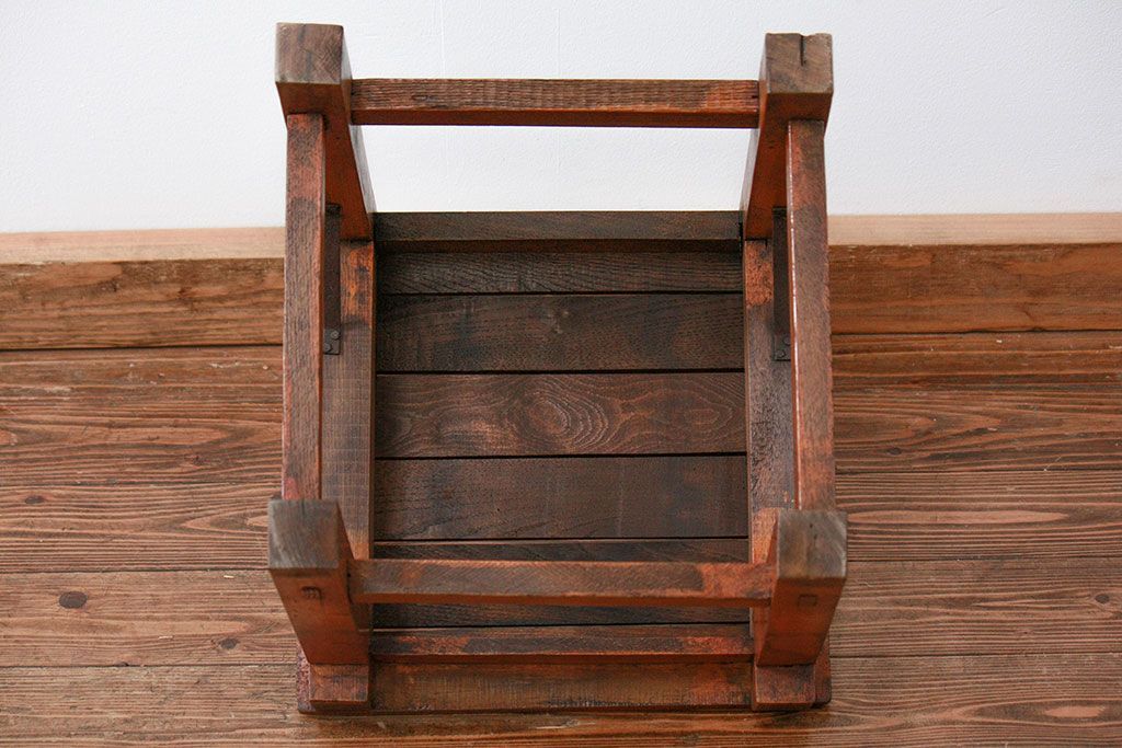 アンティーク家具　アンティーク 古い木の小振りな椅子(イス、チェアー)