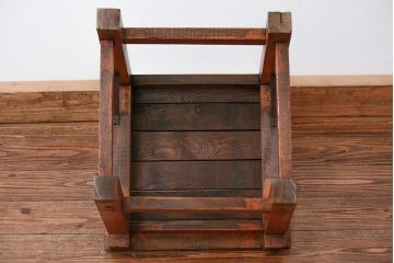 アンティーク家具　アンティーク 古い木の小振りな椅子(イス、チェアー)