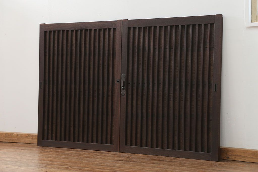 古民具・骨董　欅枠、欅桟の上質な格子板戸　2枚セット(1)(格子戸)