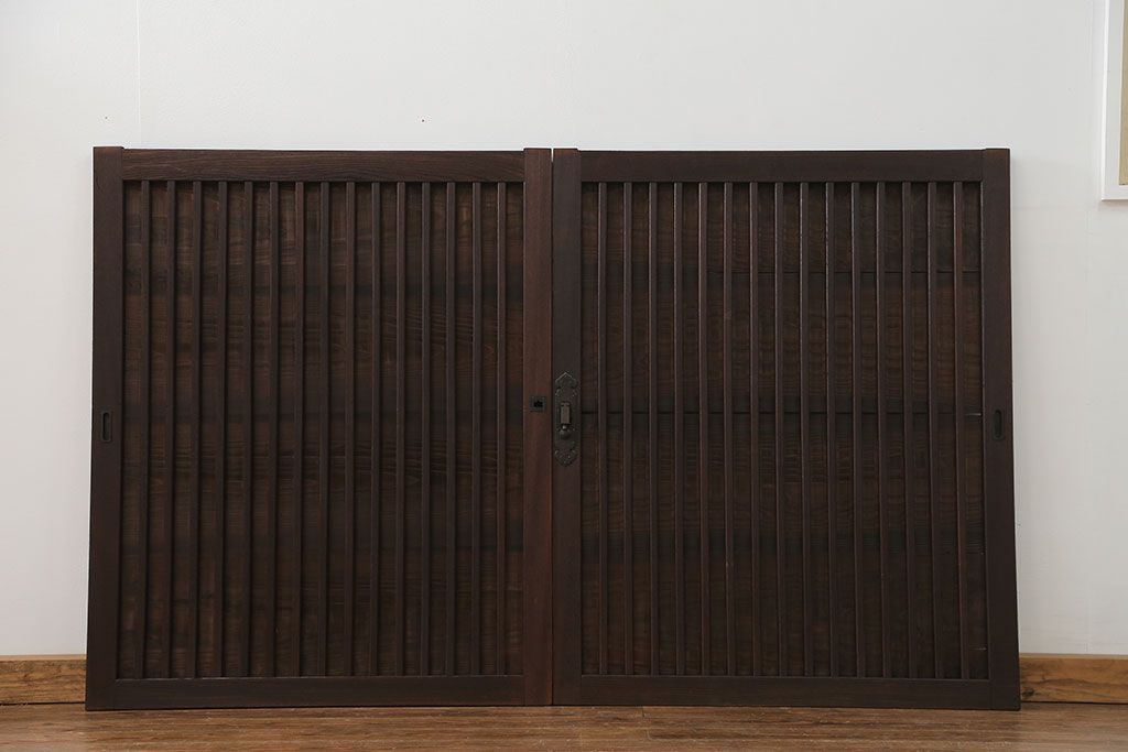 古民具・骨董　欅枠、欅桟の上質な格子板戸　2枚セット(1)(格子戸)