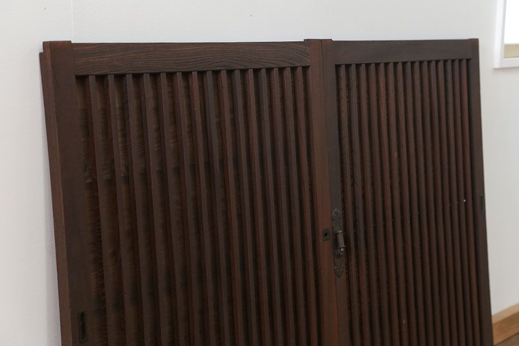 古民具・骨董　欅枠、欅桟の上質な格子板戸　2枚セット(1)(格子戸)