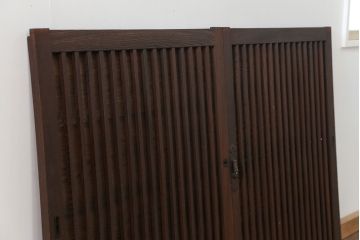古民具・骨董　欅枠、欅桟の上質な格子板戸　2枚セット(1)(格子戸)