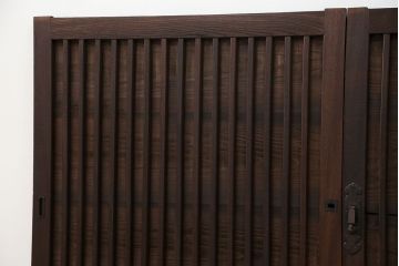 古民具・骨董　欅枠、欅桟の上質な格子板戸　2枚セット(1)(格子戸)