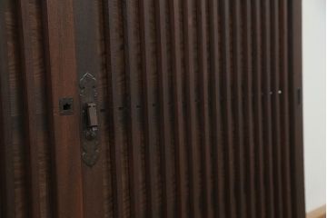 古民具・骨董　欅枠、欅桟の上質な格子板戸　2枚セット(1)(格子戸)