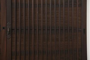 古民具・骨董　欅枠、欅桟の上質な格子板戸　2枚セット(1)(格子戸)