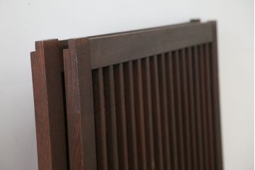 古民具・骨董　欅枠、欅桟の上質な格子板戸　2枚セット(1)(格子戸)