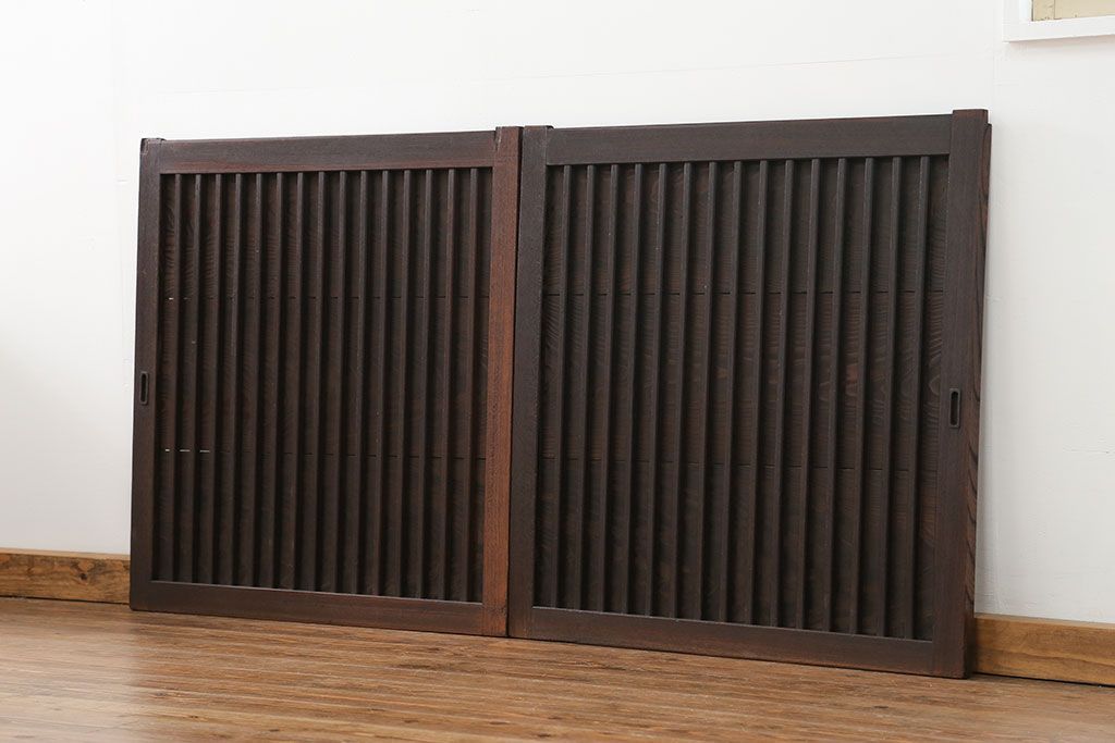 古民具・骨董　欅枠、欅桟の上質な格子板戸　2枚セット(2)(格子戸)