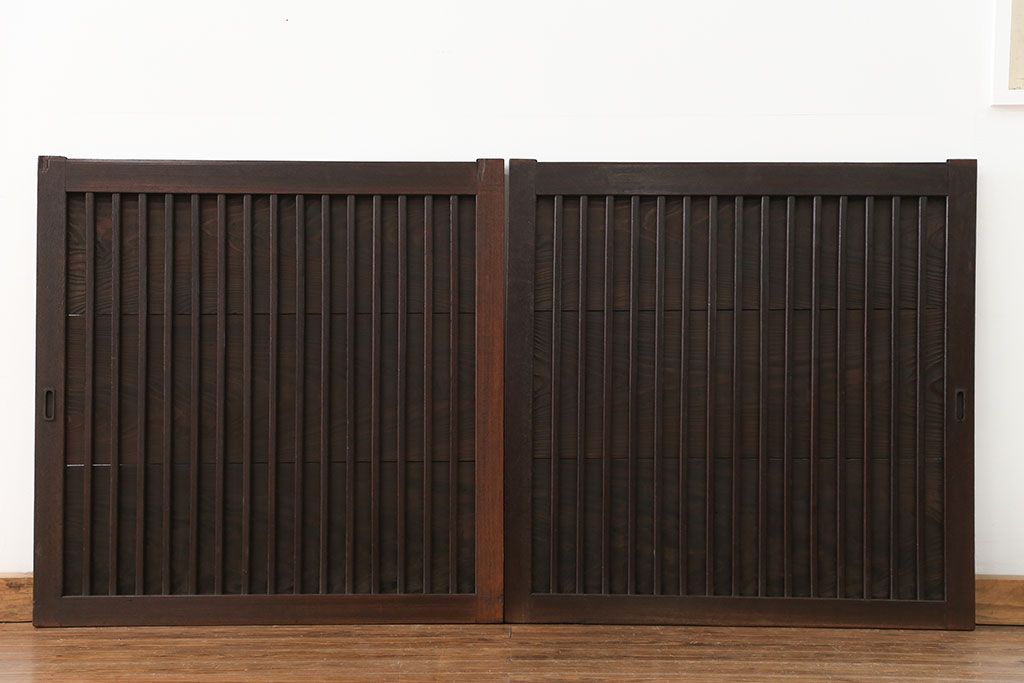 古民具・骨董　欅枠、欅桟の上質な格子板戸　2枚セット(2)(格子戸)