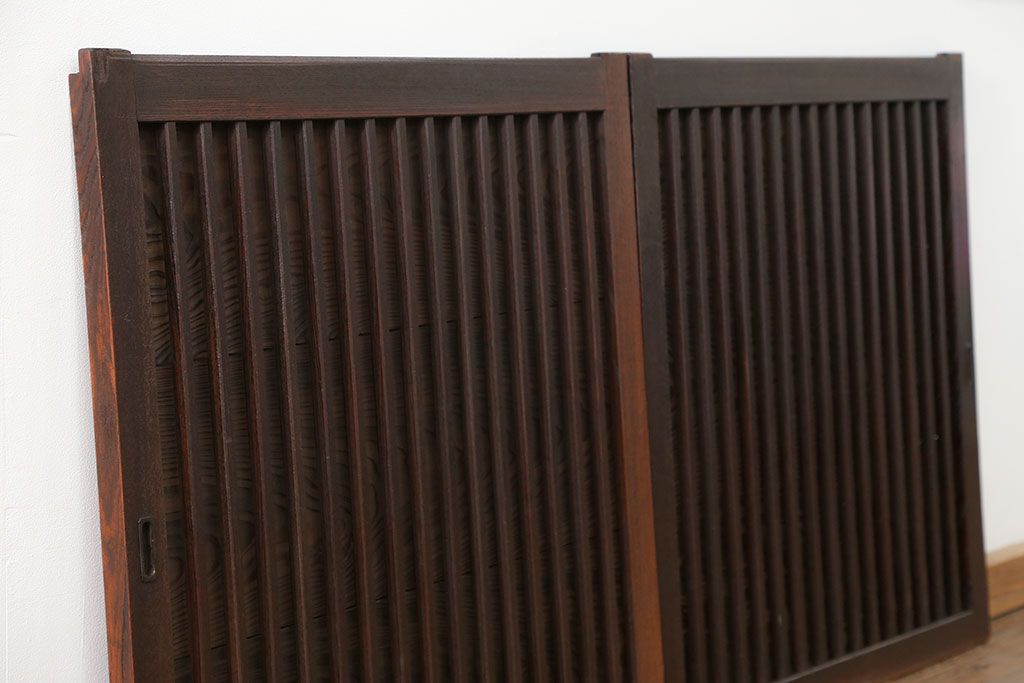 古民具・骨董　欅枠、欅桟の上質な格子板戸　2枚セット(2)(格子戸)