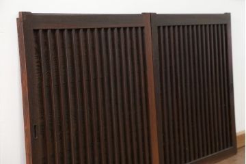 古民具・骨董　欅枠、欅桟の上質な格子板戸　2枚セット(2)(格子戸)