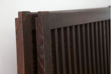 古民具・骨董　欅枠、欅桟の上質な格子板戸　2枚セット(2)(格子戸)