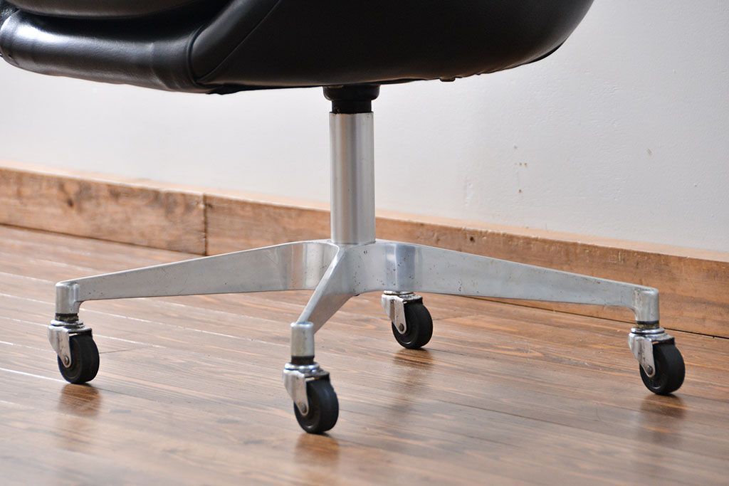 ヴィンテージ家具　1960〜70年代　レトロなデザインのビンテージキャスターチェア(椅子、イス)