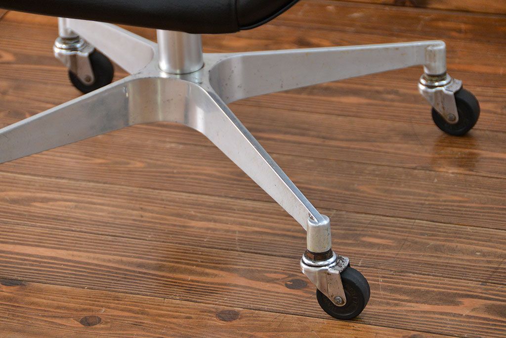 ヴィンテージ家具　1960〜70年代　レトロなデザインのビンテージキャスターチェア(椅子、イス)