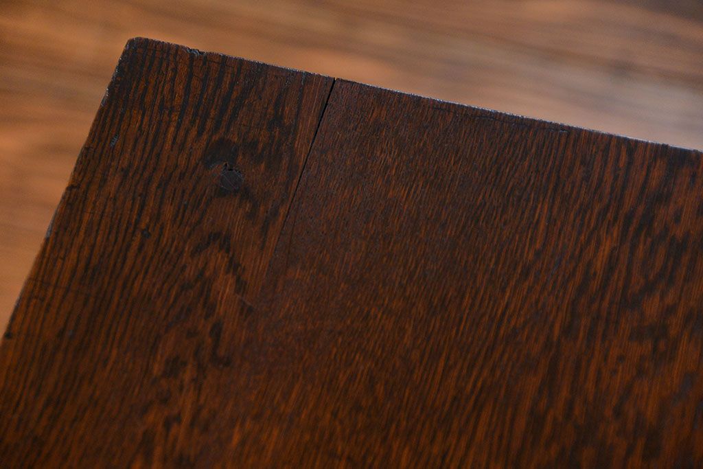 アンティーク家具　アンティーク 古い木のシンプルで上品なサイドテーブル