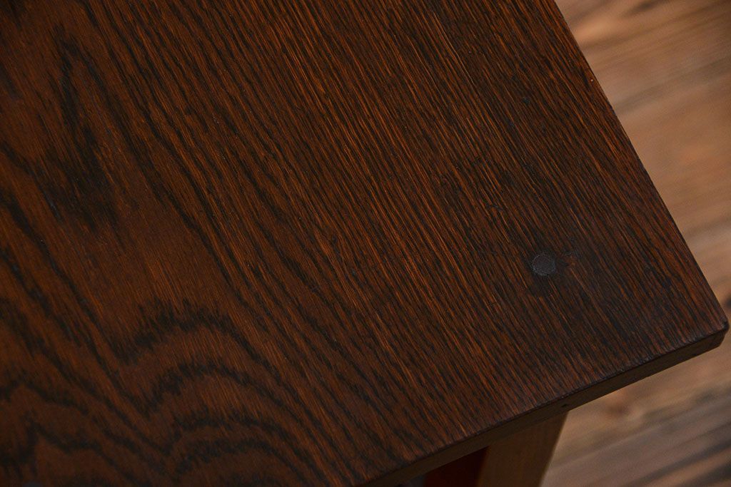 アンティーク家具　アンティーク 古い木のシンプルで上品なサイドテーブル