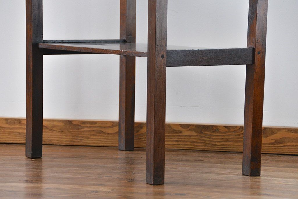 アンティーク家具　アンティーク 古い木のシンプルで上品なサイドテーブル