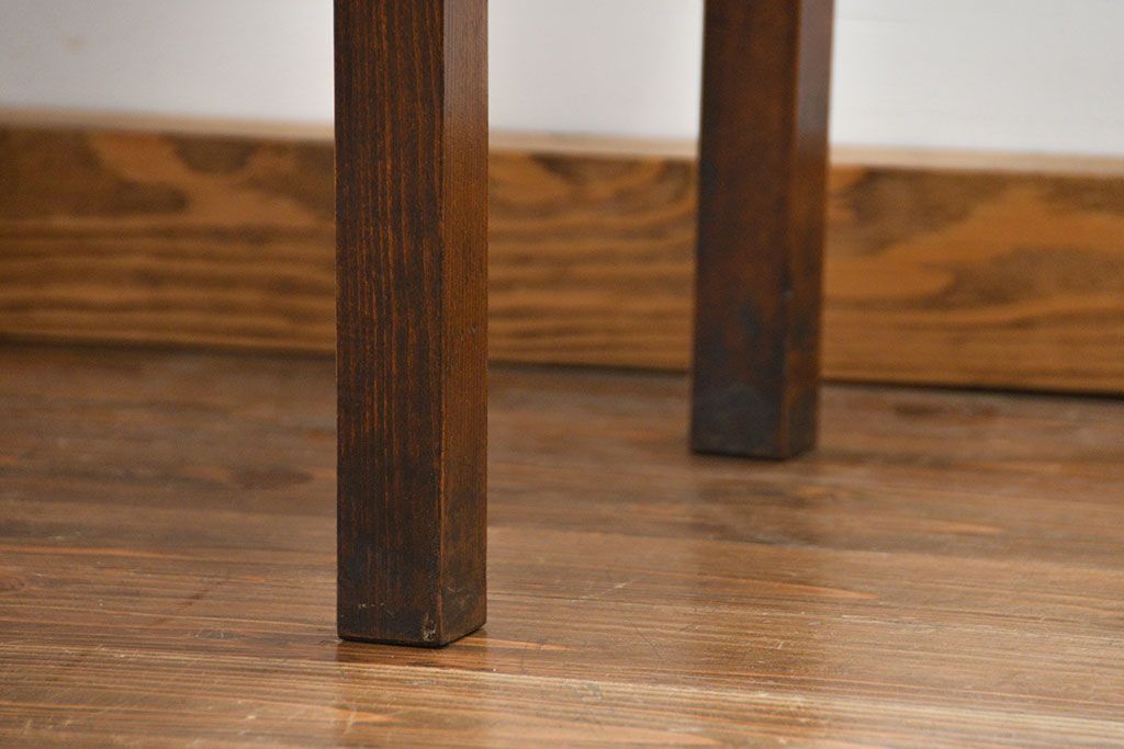 アンティーク家具　アンティーク 古い木のシンプルで上品なサイドテーブル