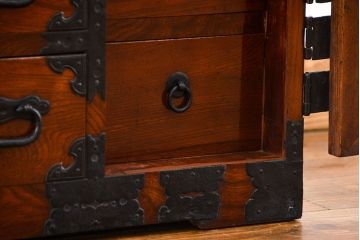 アンティーク家具　古民具・骨董 上手造り　前面欅材の五丁引き庄内小箪笥