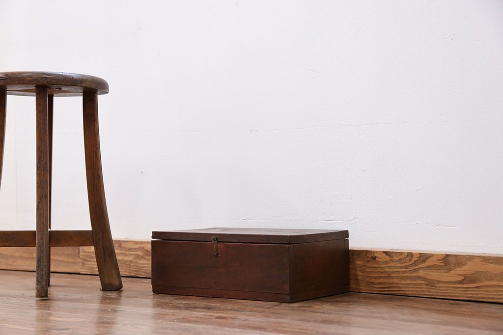 アンティーク 古い木の使い込まれた小さな収納箱