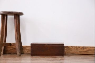 アンティーク 古い木の使い込まれた小さな収納箱