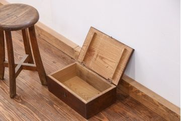 アンティーク 古い木の使い込まれた小さな収納箱