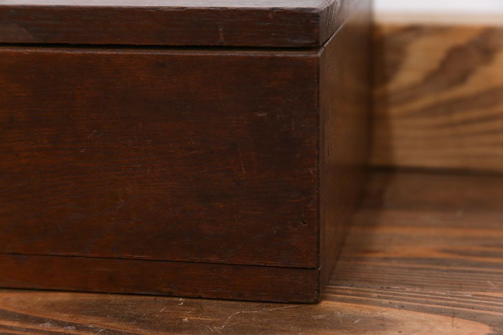 アンティーク 古い木の使い込まれた小さな収納箱