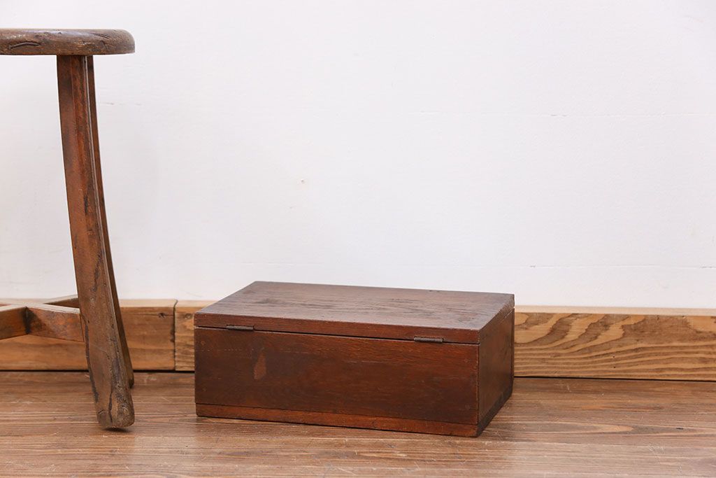 アンティーク 古い木の使い込まれた小さな収納箱