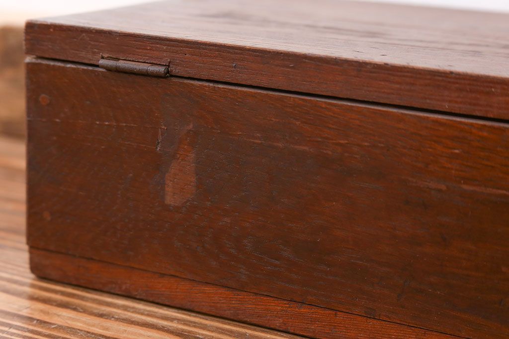 アンティーク 古い木の使い込まれた小さな収納箱