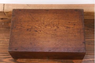 アンティーク 古い木の使い込まれた小さな収納箱