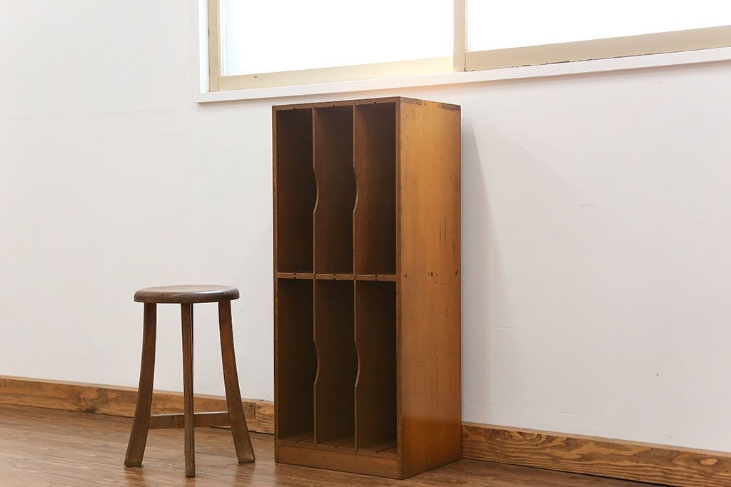 レトロ家具　昭和レトロ レトロなデザインの縦型本棚(書類棚、カルテケース)