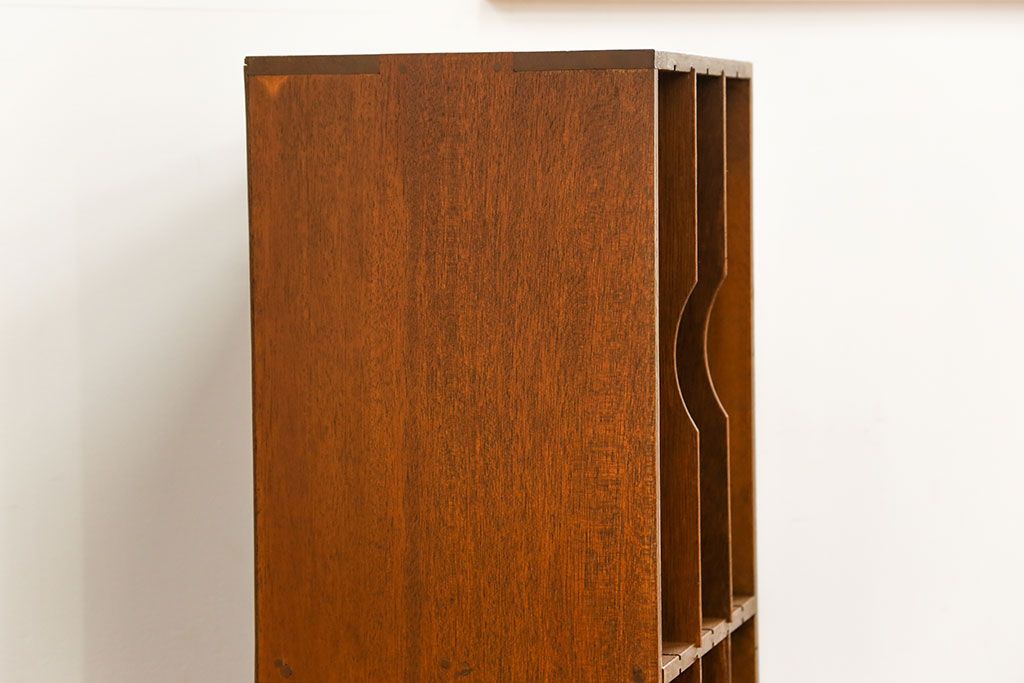 レトロ家具　昭和レトロ レトロなデザインの縦型本棚(書類棚、カルテケース)