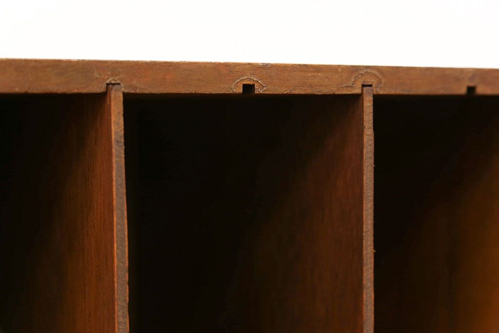 レトロ家具　昭和レトロ レトロなデザインの縦型本棚(書類棚、カルテケース)