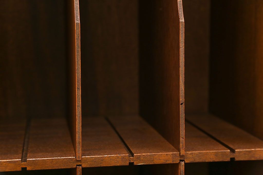 レトロ家具　昭和レトロ レトロなデザインの縦型本棚(書類棚、カルテケース)