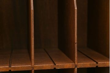 レトロ家具　昭和レトロ レトロなデザインの縦型本棚(書類棚、カルテケース)