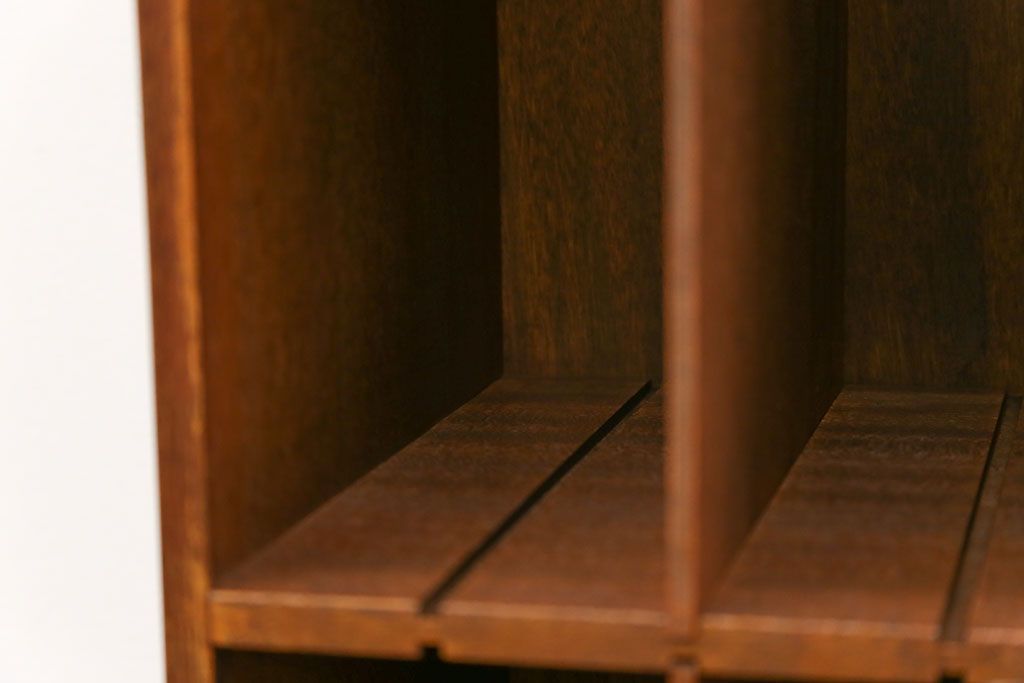 レトロ家具　昭和レトロ レトロなデザインの縦型本棚(書類棚、カルテケース)