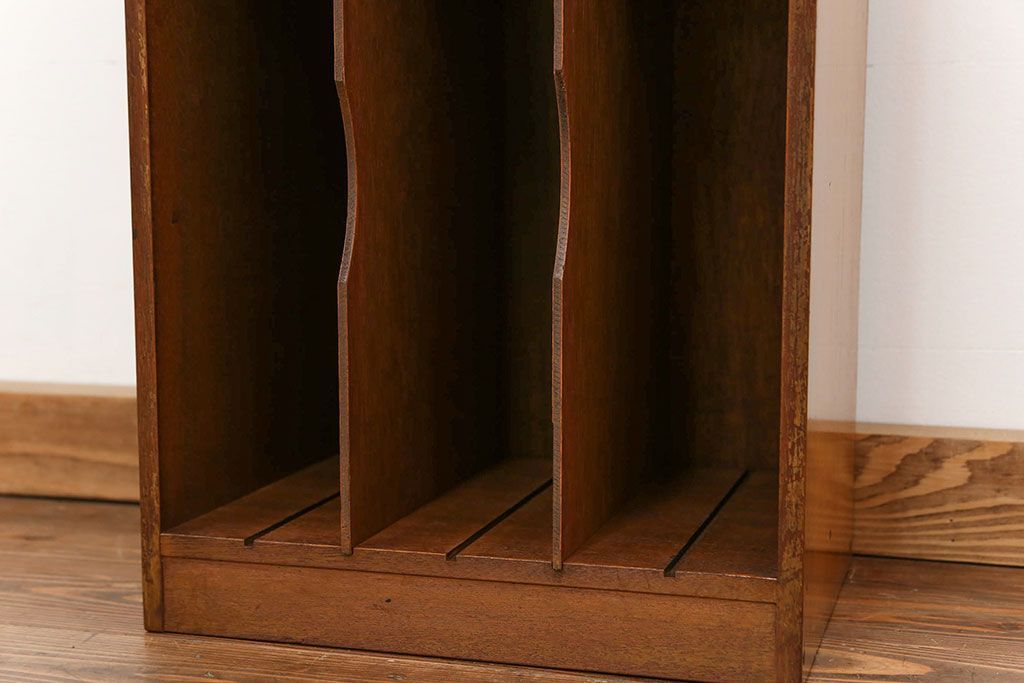 レトロ家具　昭和レトロ レトロなデザインの縦型本棚(書類棚、カルテケース)