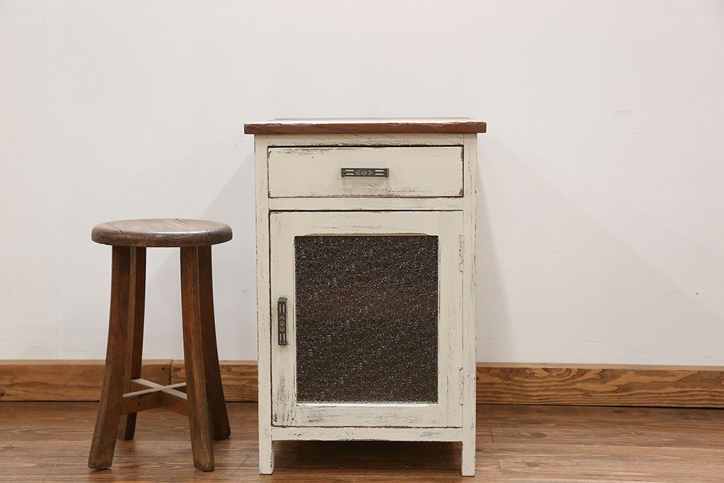 アンティーク家具　アンティークペイント ダイヤガラスの小さなサイドキャビネット(収納棚)