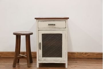 アンティーク家具　アンティークペイント ダイヤガラスの小さなサイドキャビネット(収納棚)