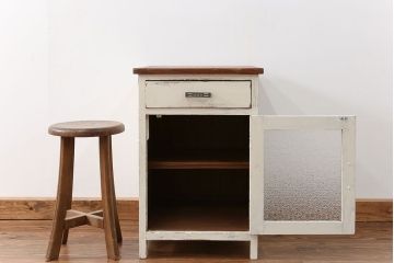アンティーク家具　アンティークペイント ダイヤガラスの小さなサイドキャビネット(収納棚)