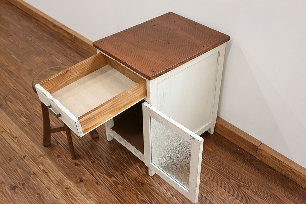 アンティーク家具　アンティークペイント ダイヤガラスの小さなサイドキャビネット(収納棚)