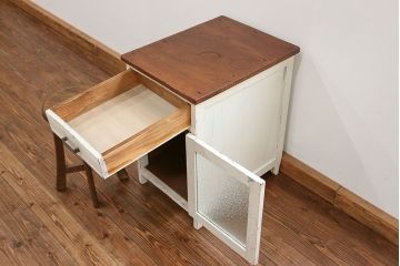 アンティーク家具　アンティークペイント ダイヤガラスの小さなサイドキャビネット(収納棚)