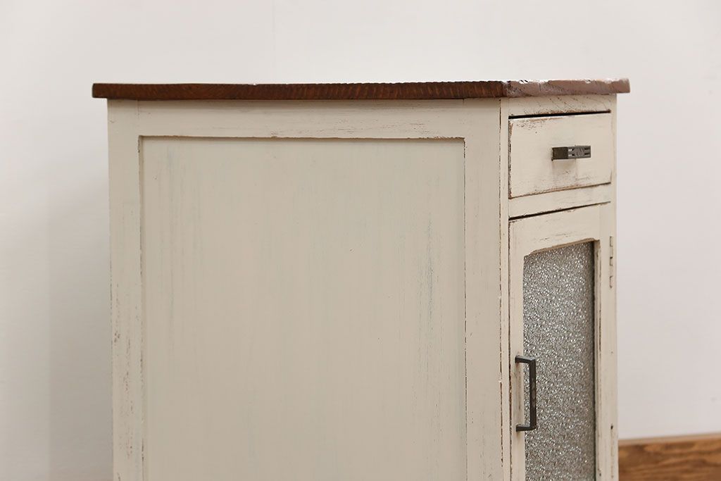アンティーク家具　アンティークペイント ダイヤガラスの小さなサイドキャビネット(収納棚)